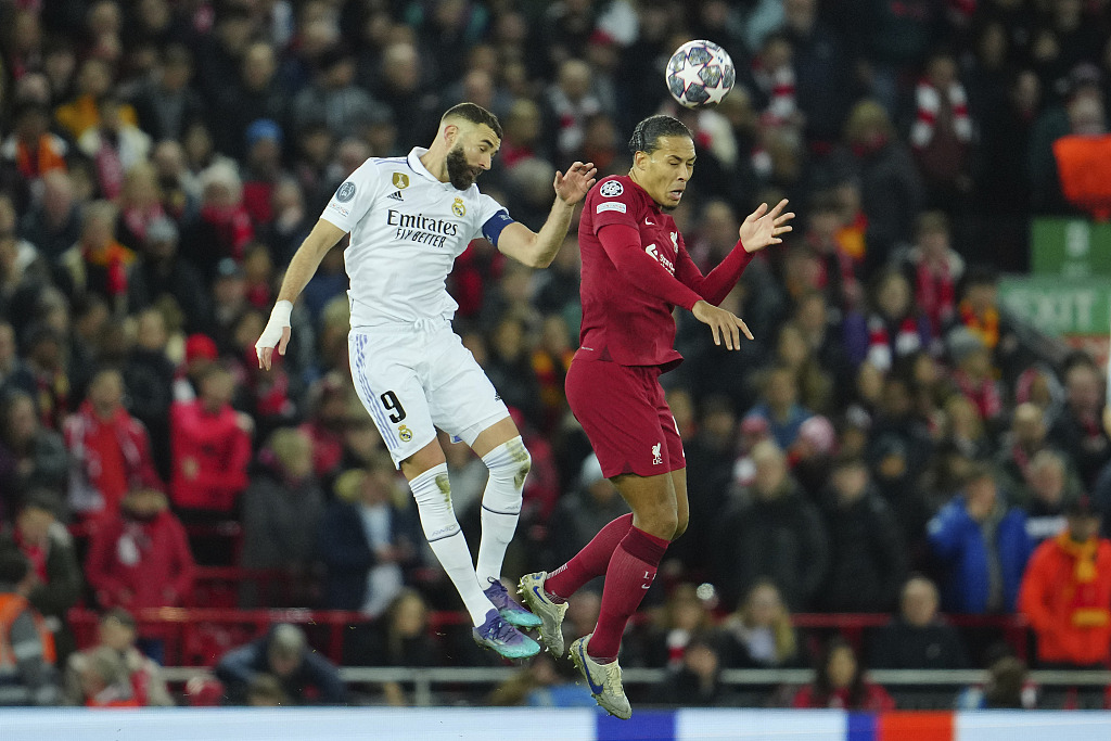 Virgil van Dijk (R) of Liverpool and Karim Benzema of Real Mardid compete for the ball in the first-leg game of the UEFA Champions League Round of 16 competitions at Anfield in Liverpool, England, February 21, 2023. /CFP