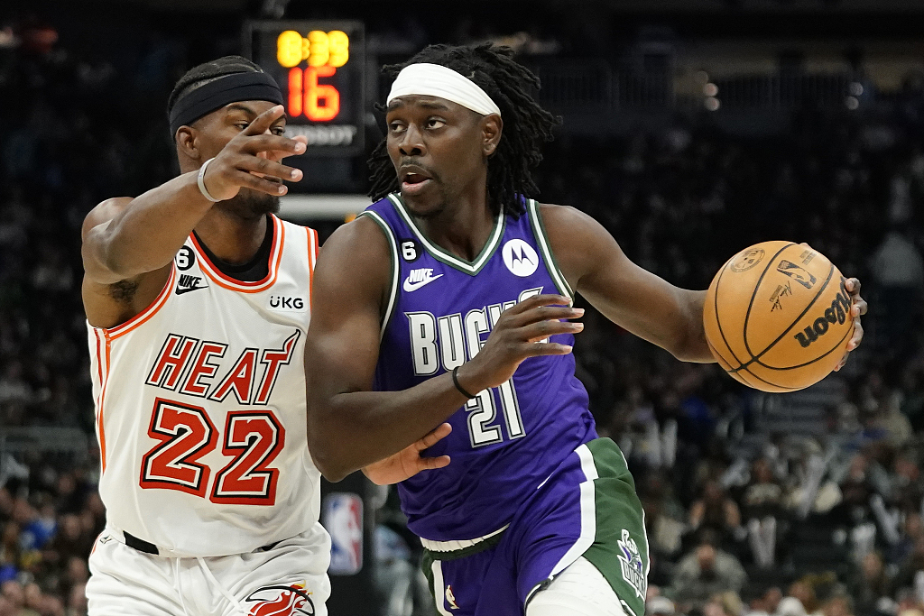Jrue Holiday (#21) of the Milwaukee Bucks penetrates in the game against the Miami Heat at the Fiserv Forum in Milwaukee, Wisconsin, February 24, 2023. /CFP