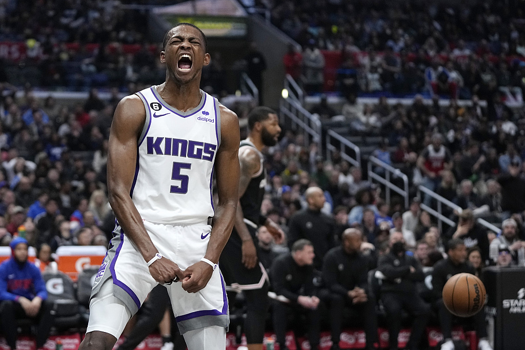 De'Aaron Fox (#5) of the Sacramento Kings reacts after making the game-winning shot against the Los Angeles Clippers at Crypto.com Arena in Los Angeles, California, February 24, 2023. /CFP