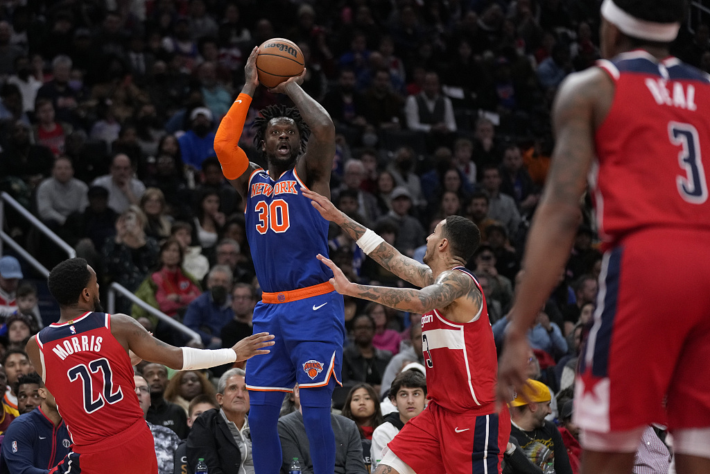 Julius Randle (#30) of the New York Knicks shoots in the game against the Washington Wizards at Capital One Arena in Washington, D.C., February 24, 2023. /CFP