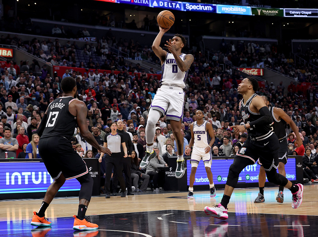 Malik Monk (#0) of the Sacramento Kings shoots in the game against the Los Angeles Clippers at Crypto.com Arena in Los Angeles, California, February 24, 2023. /CFP