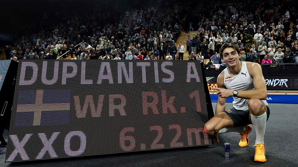 Armand Duplantis celebrates after setting a new pole vault world record (6.22m) at the All Star Perche in Clermont-Ferrand, France, February 25, 2023. /CFP
