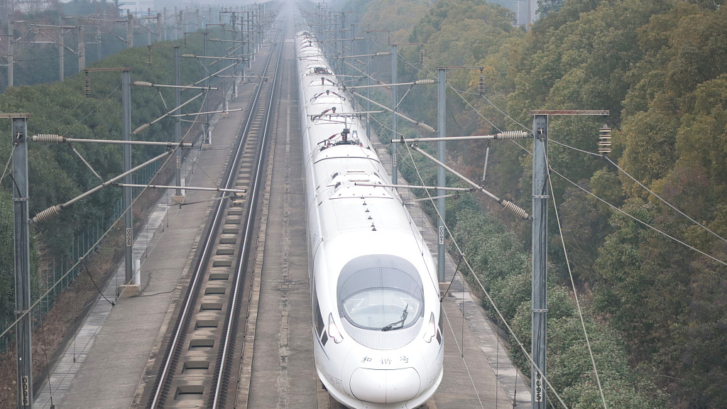 A train runs on an electrified section of the high-speed railway in Changzhou City, east China's Jiangsu Province, January 9, 2022. /CFP