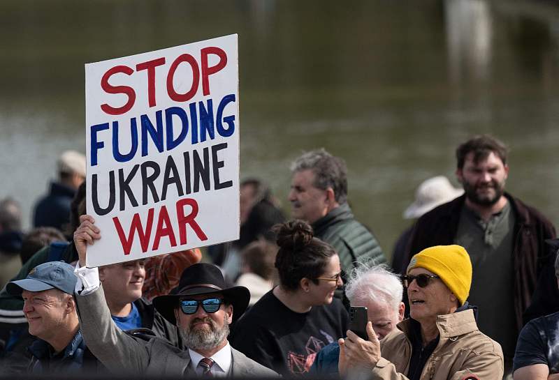 Demonstrators gather during an anticonflict rally to mark the one-year anniversary of the conflict in Ukraine at the Lincoln Memorial in Washington, D.C., February 19, 2023. /CFP