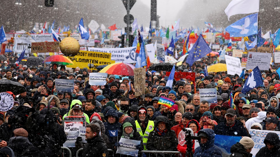 People take part in a protest against the delivery of weapons to Ukraine and in support of peace negotiations between Russia and Ukraine, Berlin, Germany, February 25, 2023. /Reuters