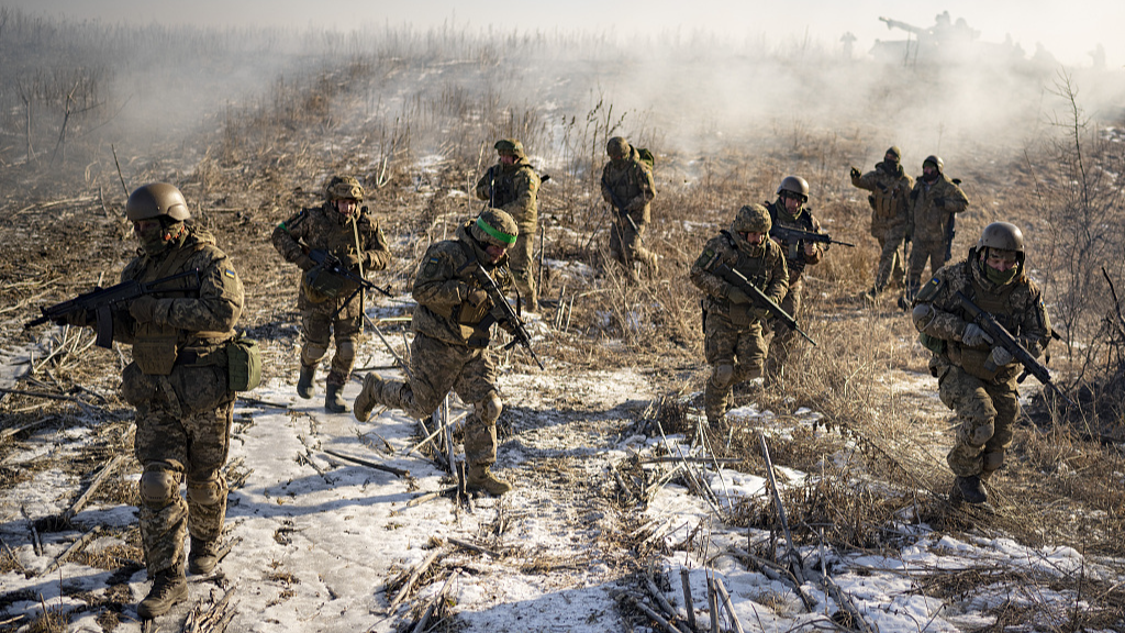 Ukrainian soldiers take part in an exercise in the Kharkiv area, Ukraine, February 23, 2023. /CFP