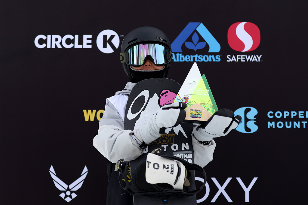 Zhou Yizhu of China holds her trophy after finishing second in the women's snowboard superpipe final of Winter Dew Tour in Copper Mountain, U.S., February 25, 2023. /CFP