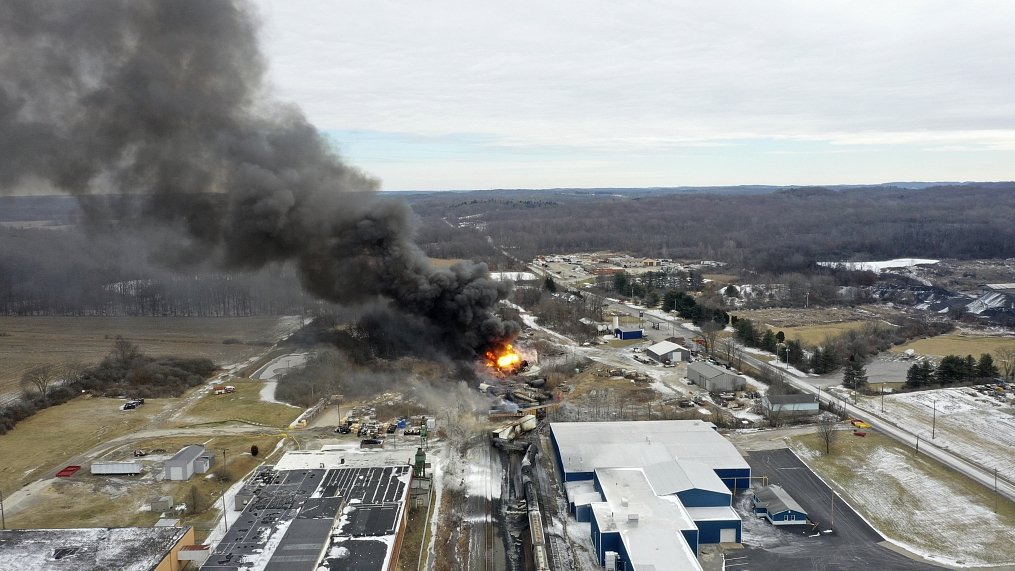 A plume rises from a Norfolk Southern freight train that derailed in East Palestine, Ohio, February 4, 2023. /CFP
