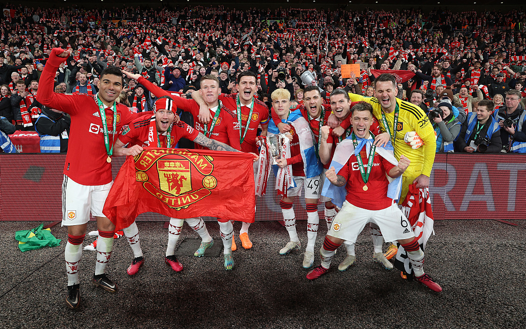 Manchester United players pose with the League Cup trophy at Wembley Stadium, London, England, February 26, 2023. /CFP