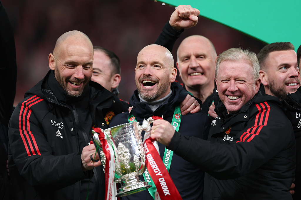 Manchester United manager Erik ten Hag holds the League Cup trophy at Wembley Stadium, London, England, February 26, 2023. /CFP
