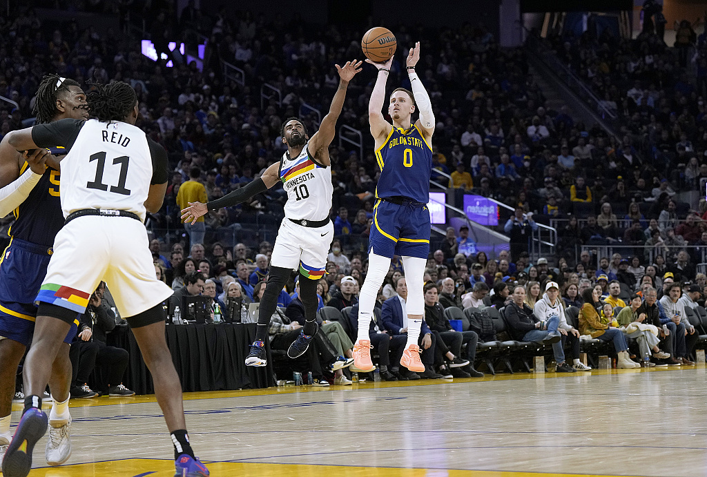 Donte DiVincenzo (#0) of the Golden State Warriors shoots in the game against the Minnesota Timberwolves at the Chase Center in San Francisco, California, February 26, 2023. /CFP