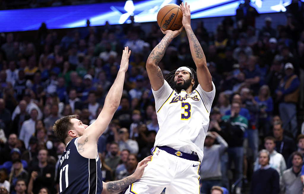 Anthony Davis (#3) of the Los Angeles Lakers shoots in the game against the Dallas Mavericks at the American Airlines Center in Dallas, Texas, February 26, 2023. /CFP