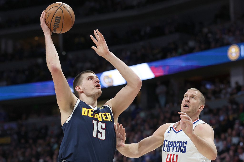 Nikola Jokic (#15) of the Denver Nuggets shoots in the game against the los Angeles Clippers at Ball Arena in Denver, Colorado, February 26, 2023. /CFP
