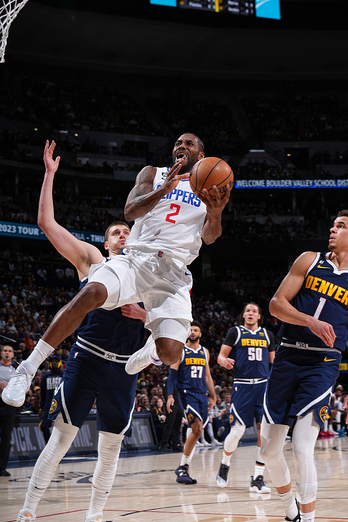 Kawhi Leonard (#2) of the Los Angeles Clippers drives toward the rim in the game against the Denver Nuggets at Ball Arena in Denver, Colorado, February 26, 2023. /CFP