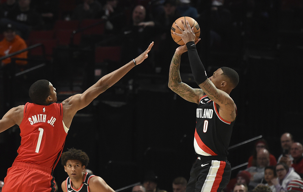 Damian Lillard (R) of the Portland Trail Blazers shoots in the game against the Houston Rockets at the Moda Center in Portland, Oregon, February 26, 2023. /CFP