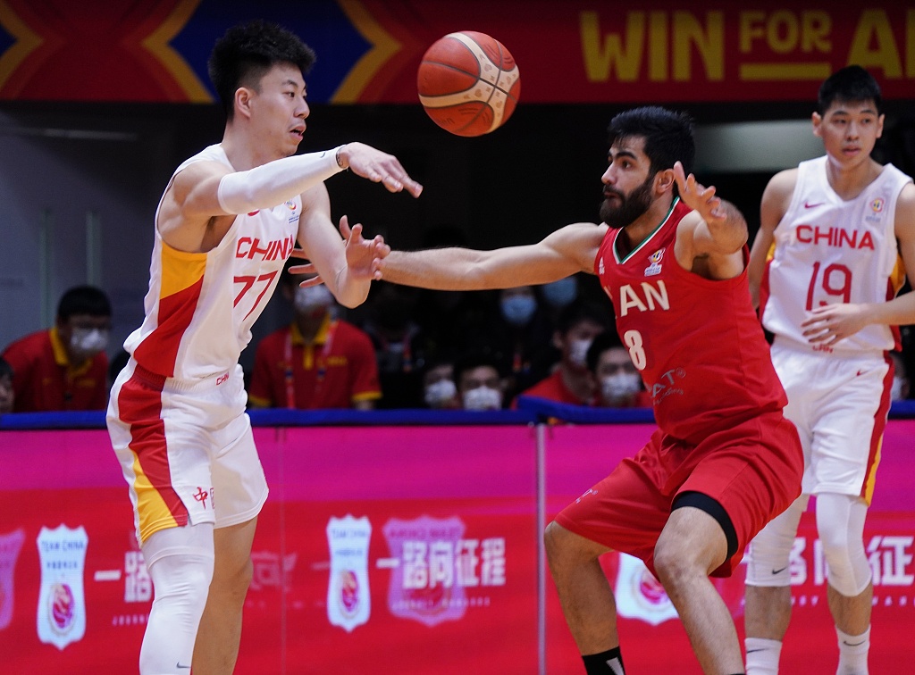 Zhang Zhenlin (#77) of China passes in the FIBA Basketball World Cup Asian qualifier game against Iran in south China's Hong Kong Special Administrative Region, February 26, 2023. /CFP