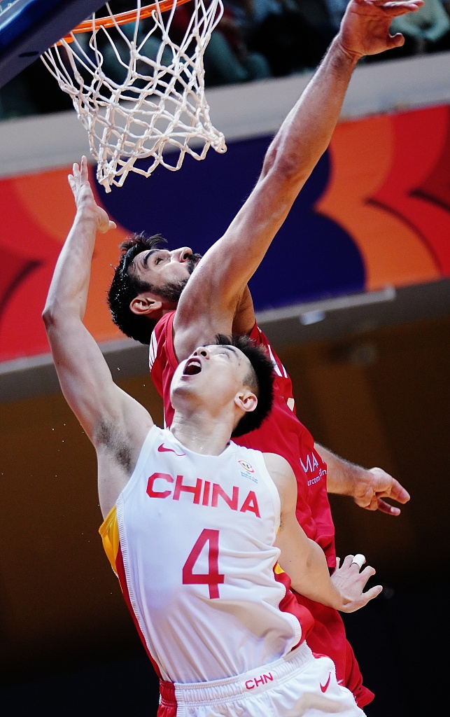 Zhao Jiwei (#4) of China drives toward the rim in the FIBA Basketball World Cup Asian qualifier game against Iran in south China's Hong Kong Special Administrative Region, February 26, 2023. /CFP