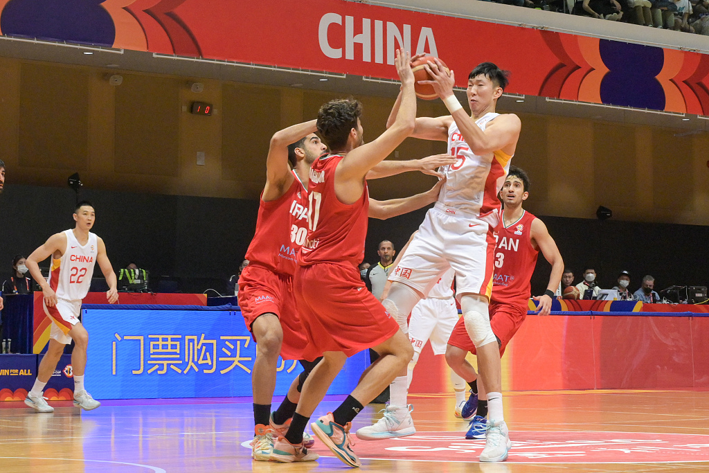 Zhou Qi (#15) of China is double-teamed in the FIBA Basketball World Cup Asian qualifier game against Iran in south China's Hong Kong Special Administrative Region, February 26, 2023. /CFP