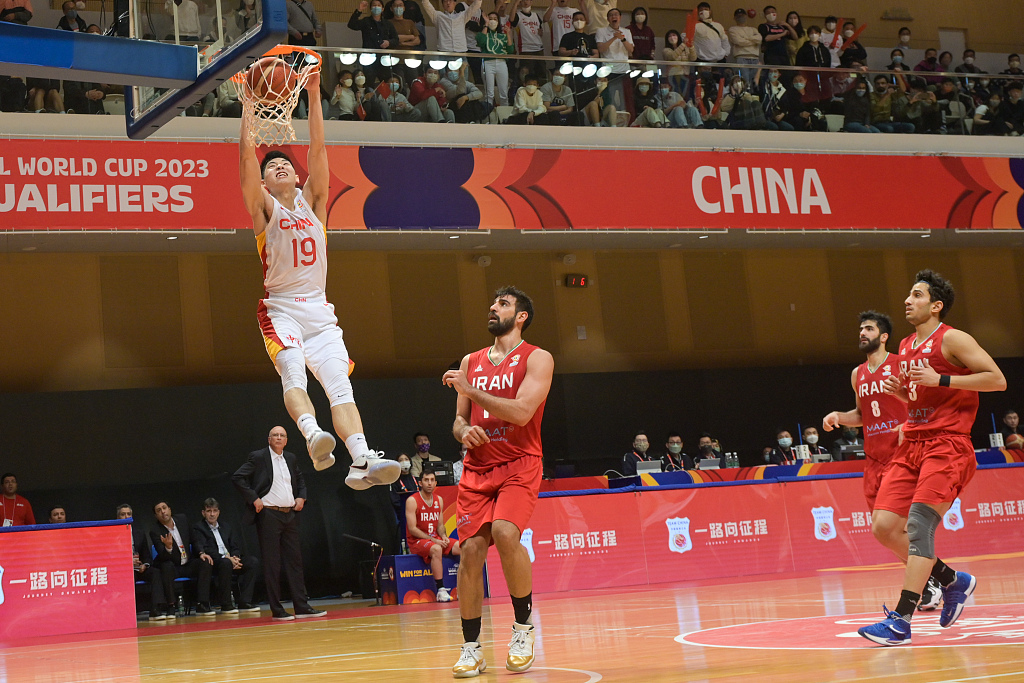 Cui Yongxi (#19) of China dunks in the FIBA Basketball World Cup Asian qualifier game against Iran in south China's Hong Kong Special Administrative Region, February 26, 2023. /CFP