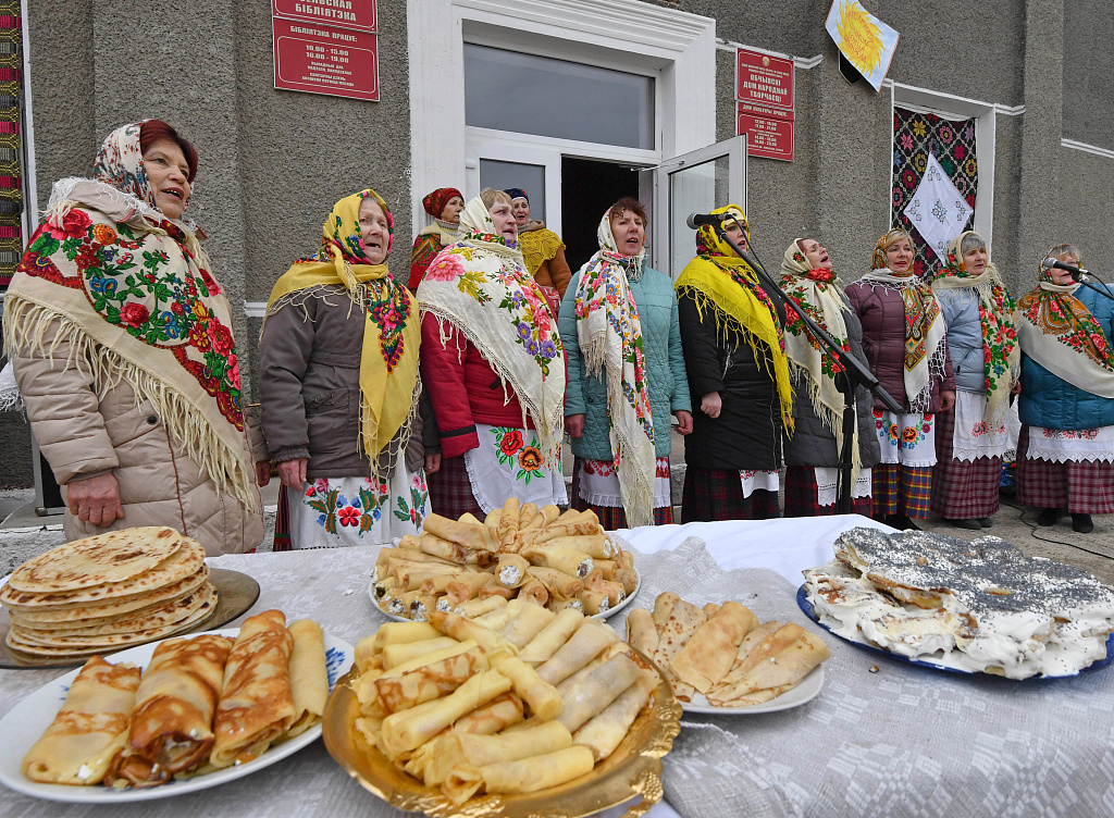 Women sing by a table during a celebration of the Maslenitsa festival in the village of Obchin, Lyuban District, Belarus, on March 1, 2020. The holiday celebrates the end of winter and marks the arrival of spring. /CFP
