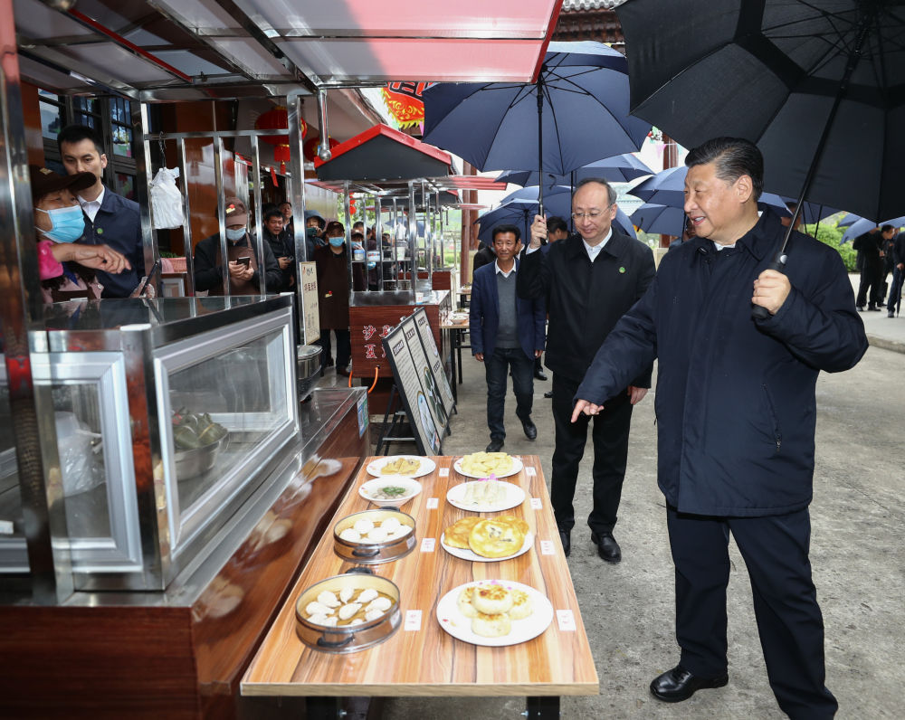 Chinese President Xi Jinping talks with local people while visiting Yubang Village of Xiamao Town in Shaxian District, Sanming City, southeast China's Fujian Province, March 23, 2021. /Xinhua
