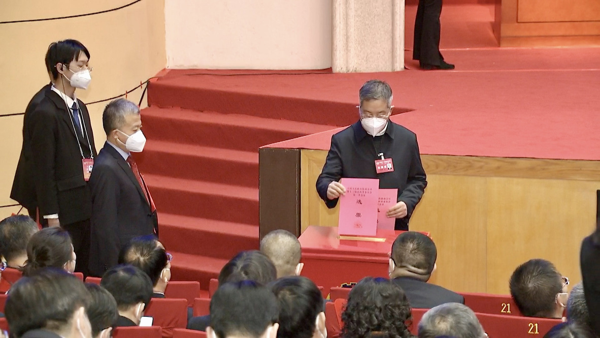 Voting on the third plenary meeting of the 13th Shanxi Provincial Committee of the Chinese People's Political Consultative Conference, January 15, 2023. /Shanxi Satellite Television