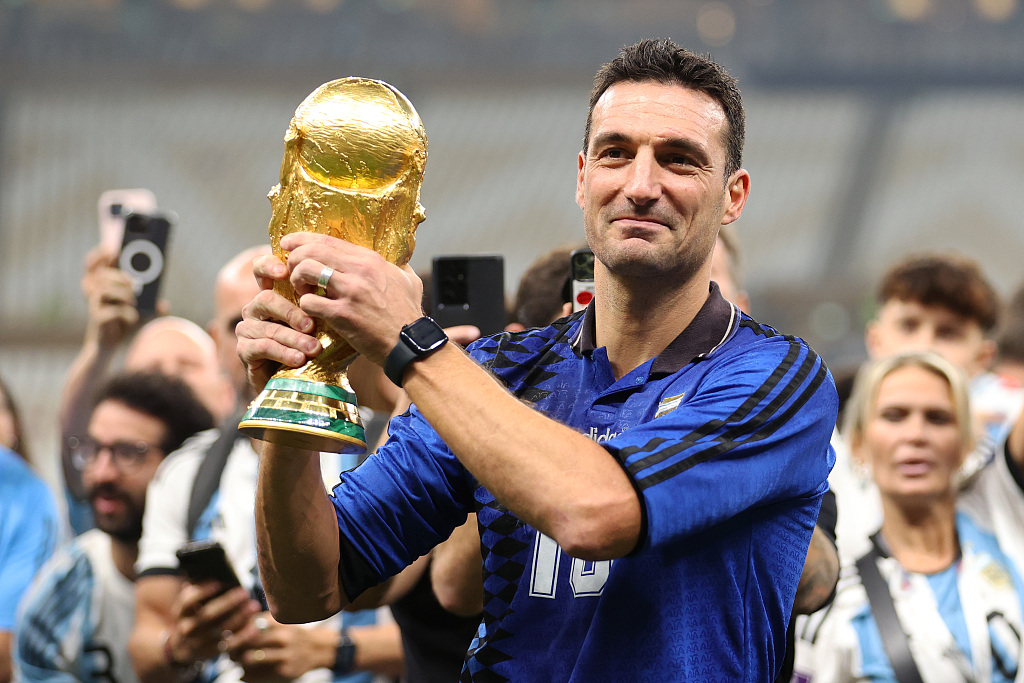 Lionel Scaloni, manager of Argentina, celebrates with the FIFA World Cup championship trophy after defeating France in the tournament's final at the Lusail Stadium in Qatar, December 18, 2022. /CFP