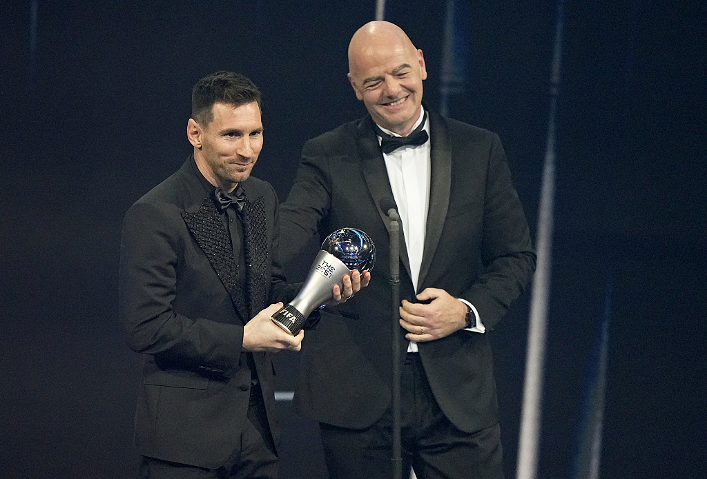 Argentina's Lionel Messi (L) receives the men's player of the year award from FIFA president Gianni Infantino at the Best FIFA Football Awards 2022 in Paris, France, February 27, 2023. /CFP
