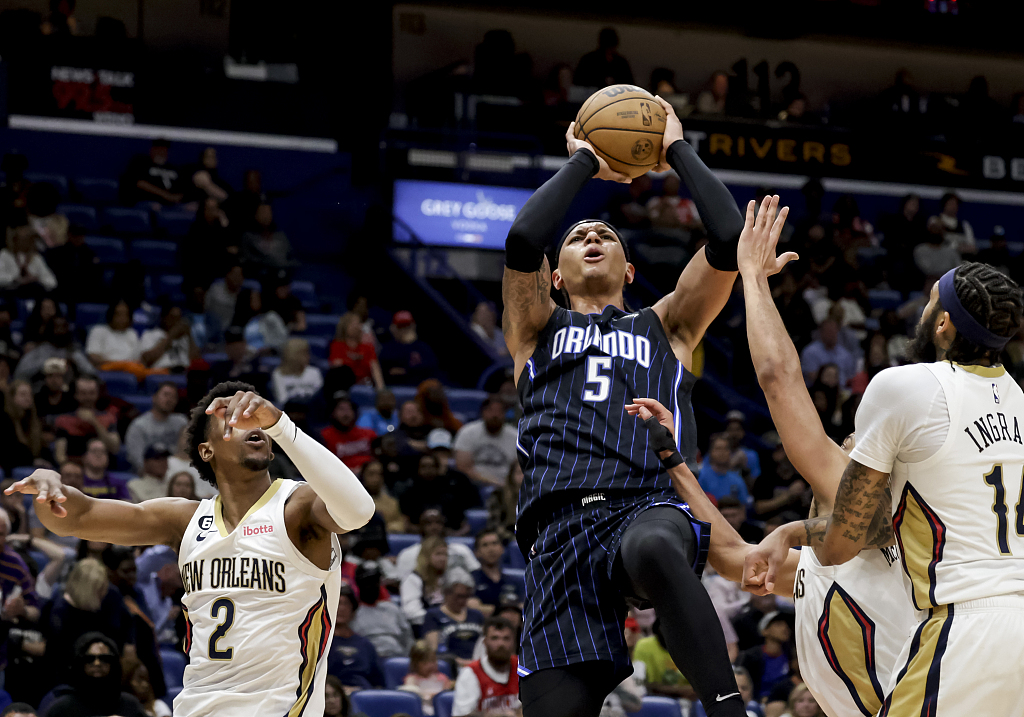 Paolo Banchero (#5) of the Orlando Magic shoots in the game against the New Orleans Pelicans at the Smoothie King Center in New Orleans, Louisiana, February 27, 2023. /CFP