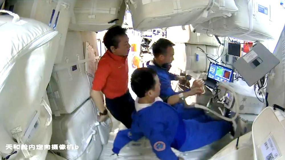 The in-orbit Chinese astronauts of the Shenzhou-15 crew use the two-photon microscope. /Peking University