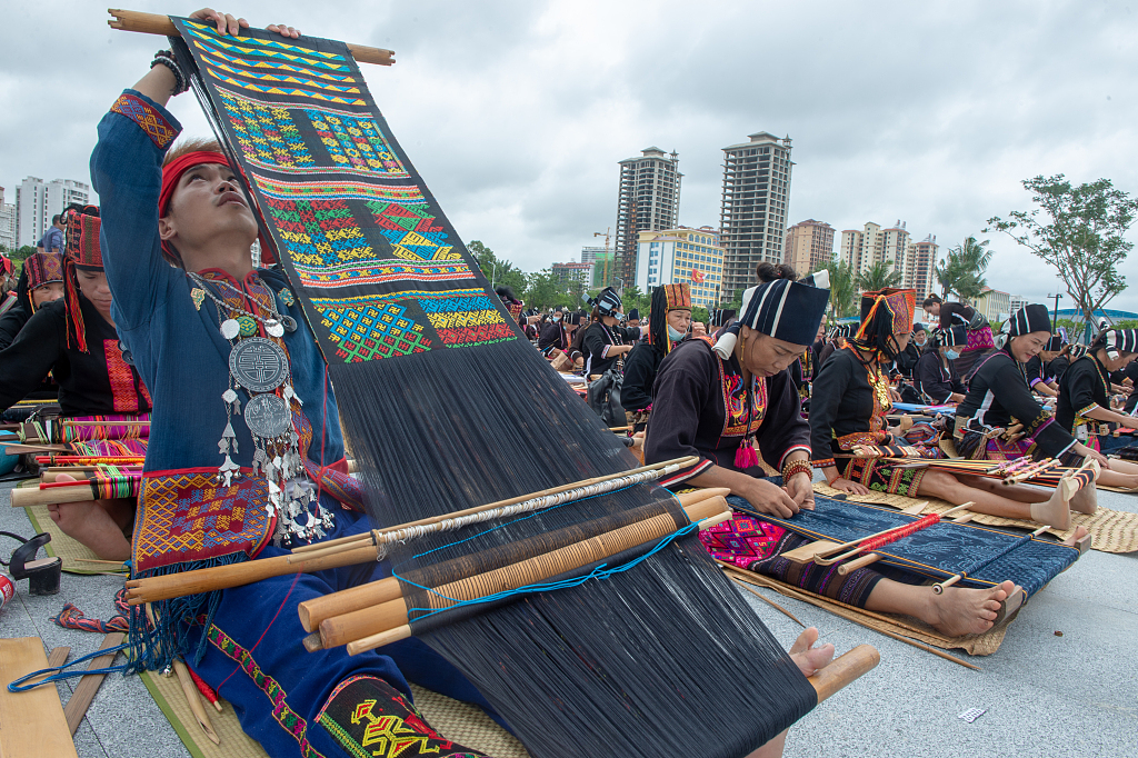 Artisans weave Li brocades by hand in Dongfang, Hainan. /CFP