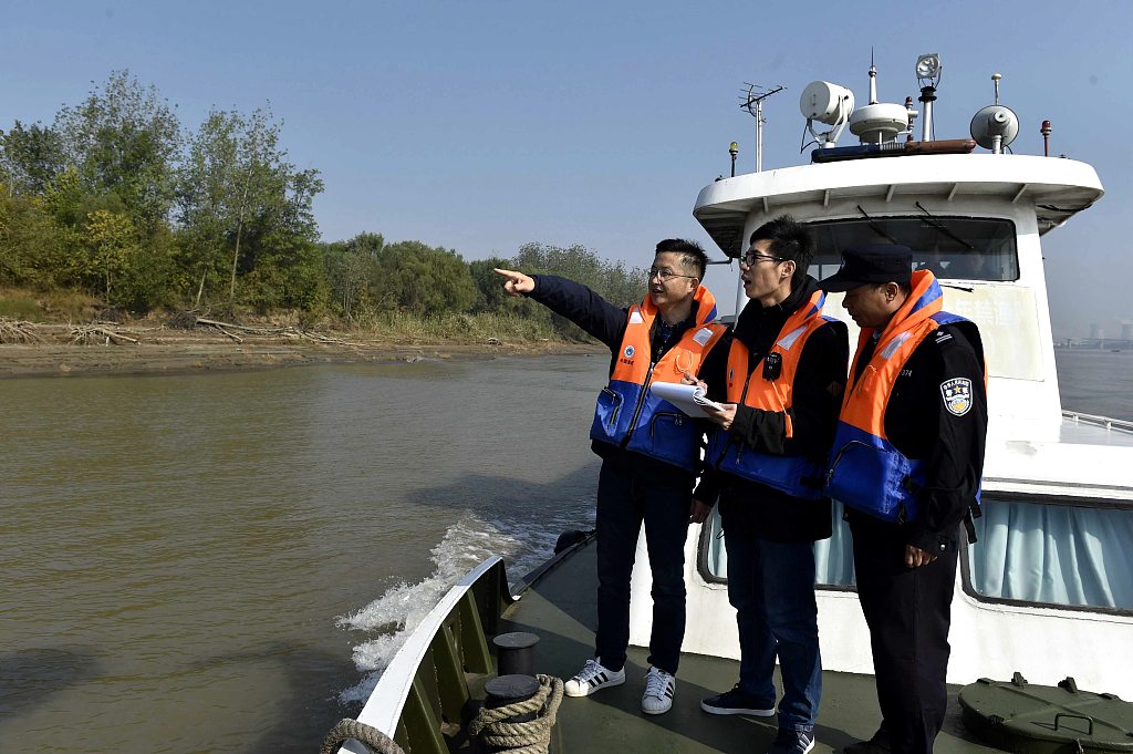 Members of law enforcement patrol the basin of the Yangtze River after the 10-year fishing ban is applied. /CFP