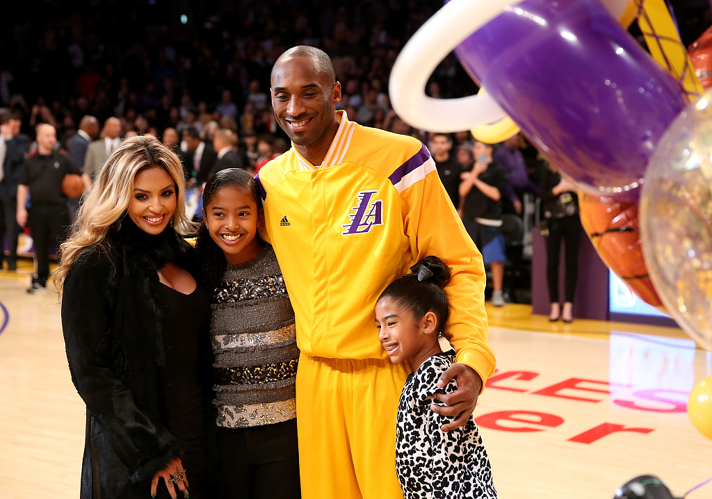 Kobe Bryant (2nd R) of the Los Angeles Lakers poses with wife Vanessa (L) and daughters Gianna (2nd L) and Natalia before the NBA game with the Oklahoma City Thunder at Staples Center in Los Angeles, U.S., December 19, 2014. /CFP