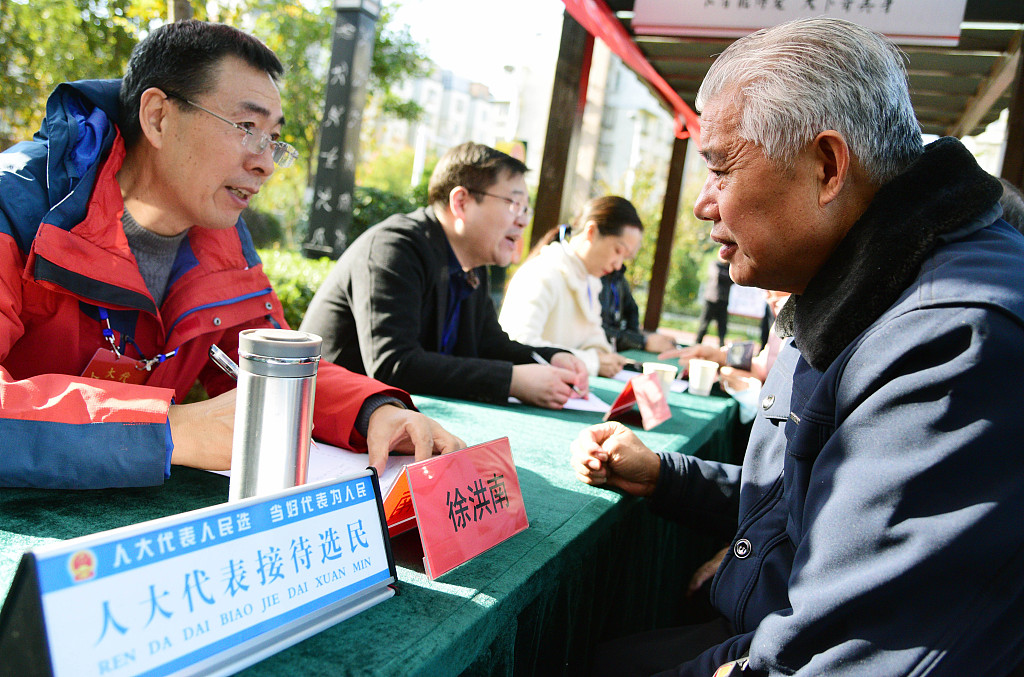 Deputies to the National People's Congress solicit opinions from residents in Jinjiang Community, Hepinglu Neighborhood, Runzhou District, Zhenjiang City, Jiangsu Province, east China, November 12, 2021. /CFP