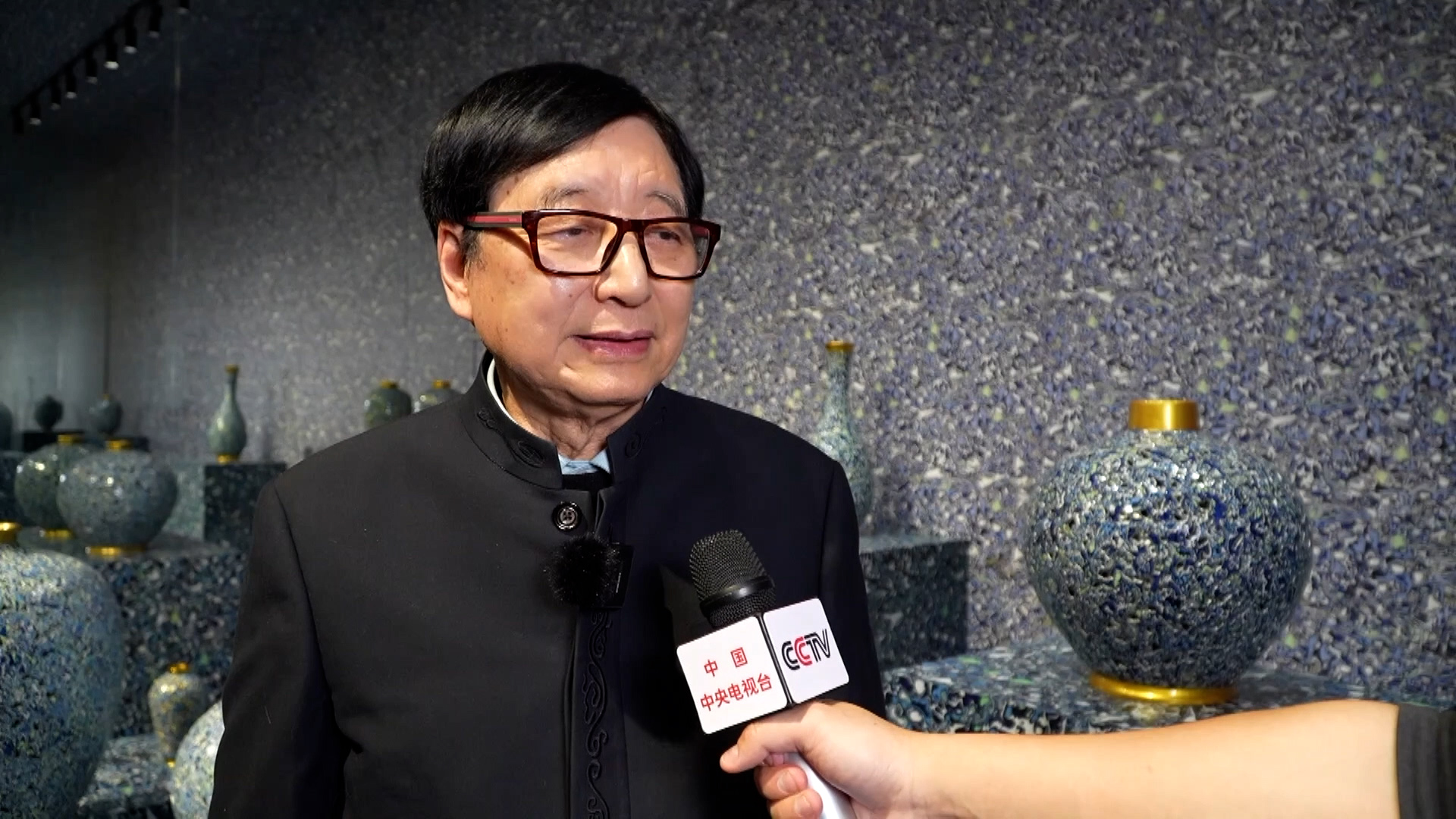 Zhu Bingren speaks about his creative works in Yangzhou, east China’s Jiangsu Province, on March 1, 2023. /CGTN