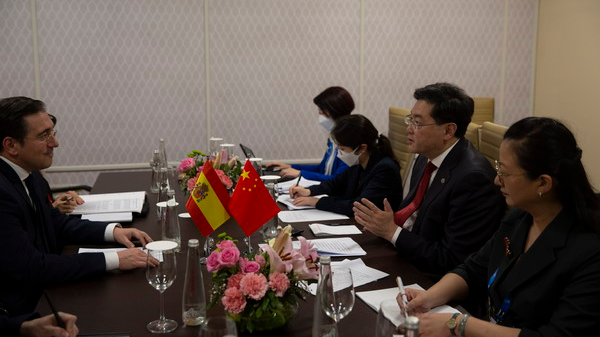 El Ministro de Relaciones Exteriores de China, Qin Gang, sostiene conversaciones con el Ministro de Relaciones Exteriores de España, José Manuel Álvarez, en Nueva Delhi, el 2 de marzo de 2023.  /Ministerio de Relaciones Exteriores de China