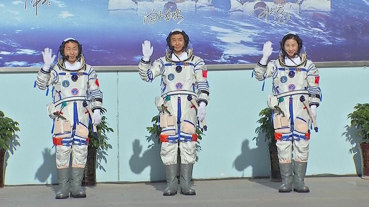 The Shenzhou-14 crew waves to the public before taking off at the Jiuquan Satellite Launch Center in northwest China, June 5, 2022. /CFP