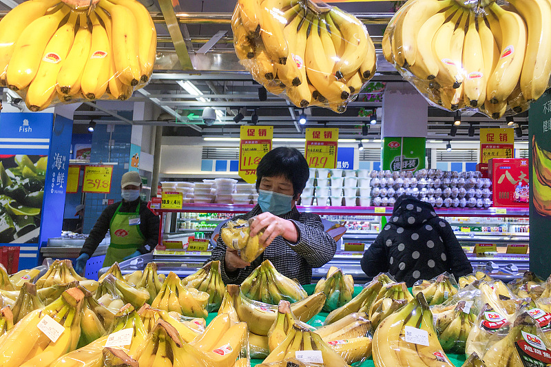 Consumers shop for fruit at a supermarket in Luoyang, Henan Province, February 28, 2023. /CFP