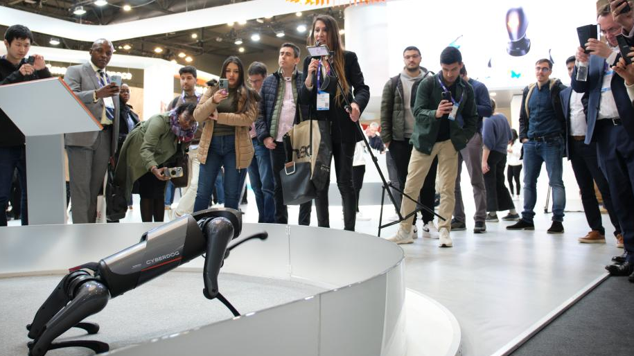 Visitors view a cyberdog from Xiaomi at the 2023 Mobile World Congress (MWC) in Barcelona, Spain, March 1, 2023. /Xinhua