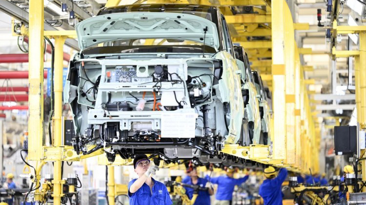 A production line of new energy vehicle at an automobile company in Liuzhou, south China's Guangxi Zhuang Autonomous Region, August 12, 2021. /Xinhua