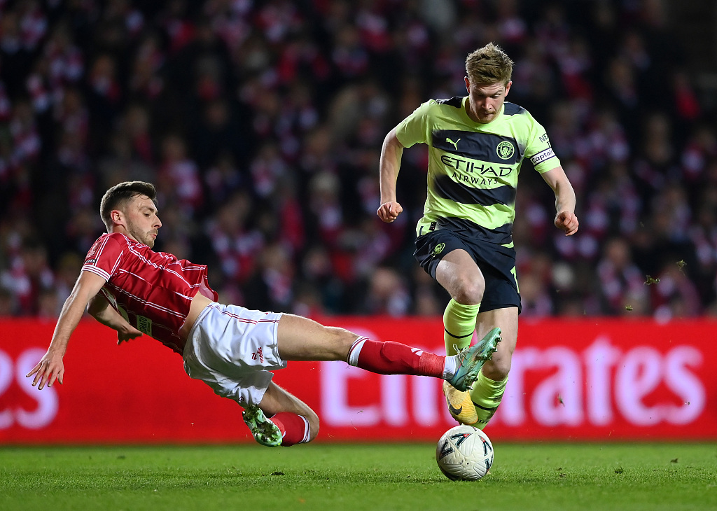 Kevin De Bruyne (R) of Manchester City dribbles in the FA Cup against Bristol City at Ashton Gate in Bristol, England, February 28, 2023. /CFP