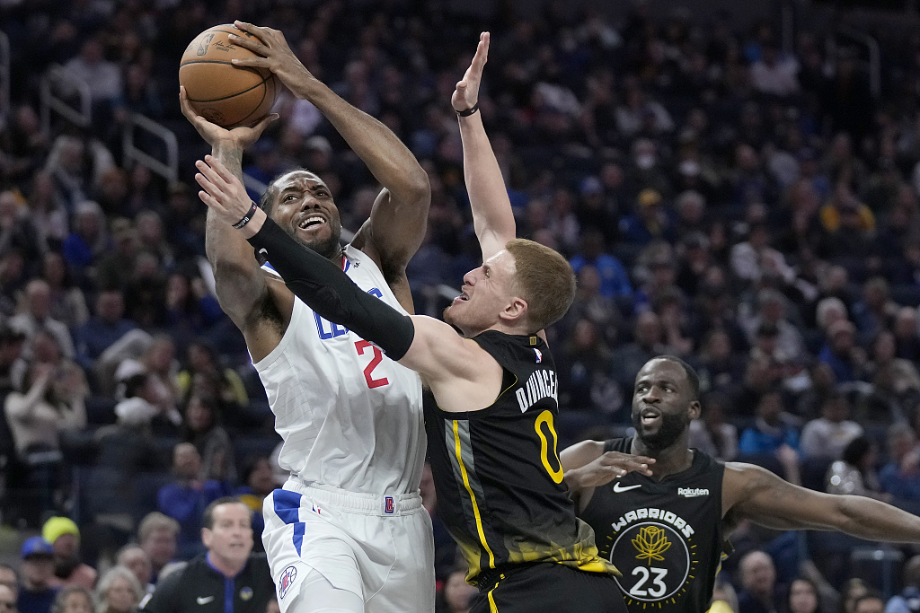 Donte DiVincenzo (#0) of the Golden State Warriors guards Kawhi Leonard (#2) of the Los Angeles Clippers in the game at the Chase Center in San Francisco, California, March 2, 2023. /CFP
