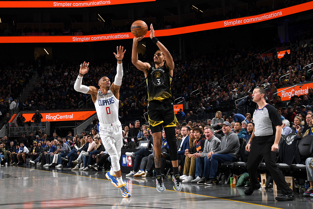 Jordan Poole (#3) of the Golden State Warriors shoots in the game against the Los Angeles Clippers at the Chase Center in San Francisco, California, March 2, 2023. /CFP