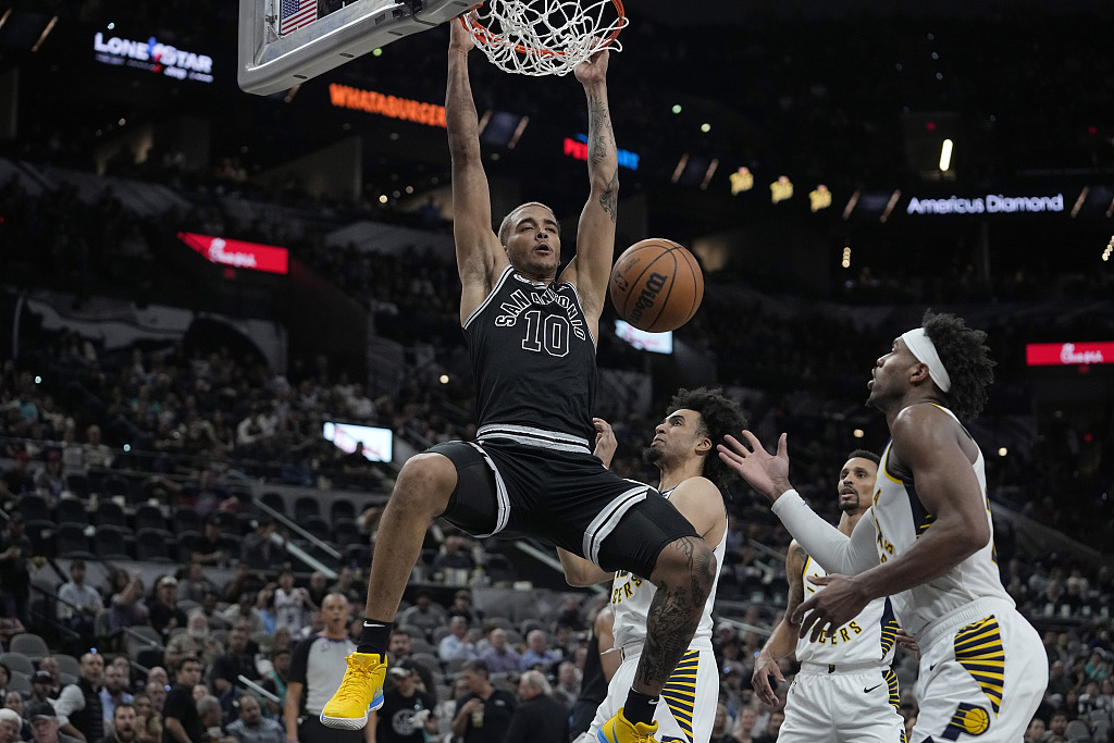 Jeremy Sochan (#10) of the San Antonio Spurs dunks in the game against the Indiana Pacers at the AT&T Center in San Antonio, Texas, March 2, 2023. /CFP