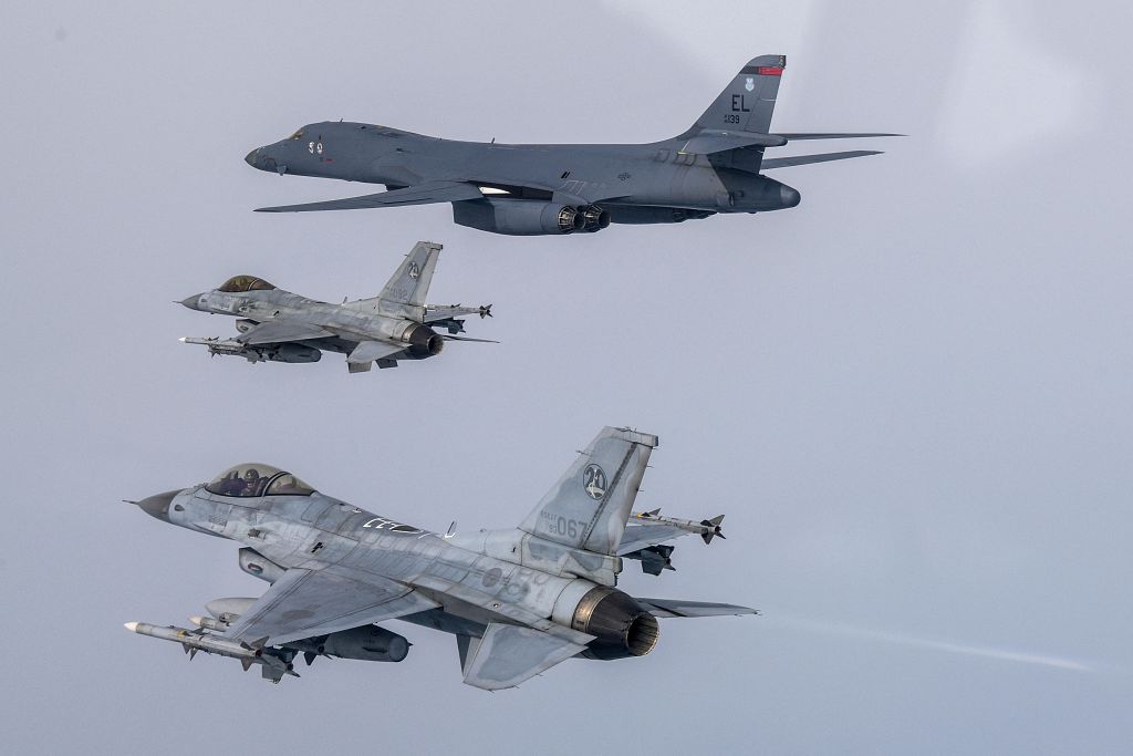 Photo taken and provided by South Korean Defense Ministry shows a U.S. Air Force B-1B bomber (top) flying over South Korea during a joint air drill, March 3, 2023. /CFP