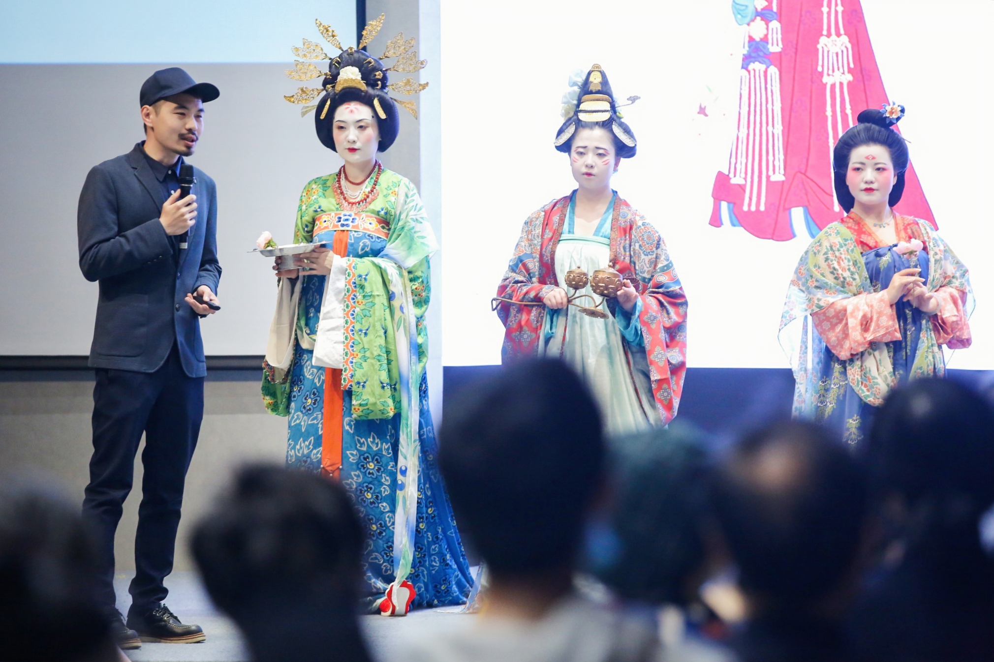 Chen Shiyu introduces Chinese traditional costumes. /Courtesy: Chen Shiyu