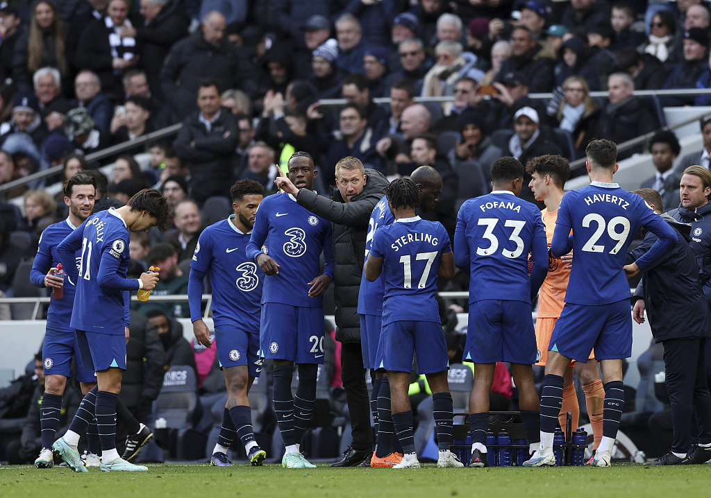 Graham Potter (C), manager of Chelsea, talks to his players during the Premier League game against Tottenham Hotspur at Tottenham Hotspur Stadium in London, England, February 26, 2023. /CFP