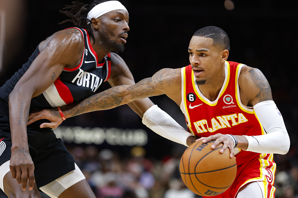 Dejounte Murray (R) of the Atlanta Hawks penetrates in the game against the Portland Trail Blazers at State Farm Arena in Atlanta, Georgia, March 3, 2023. /CFP