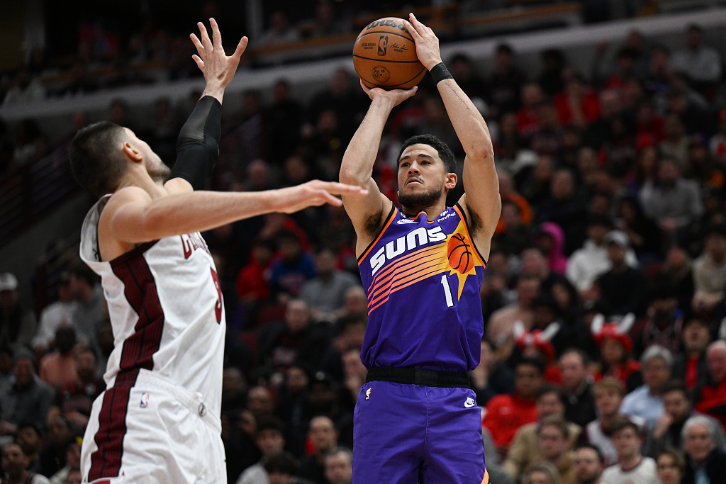 Devin Booker (#1) of the Phoenix Suns shoots in the game against the Chicago Bulls at the United Center in Chicago, Illinois, March 3, 2023. /CFP