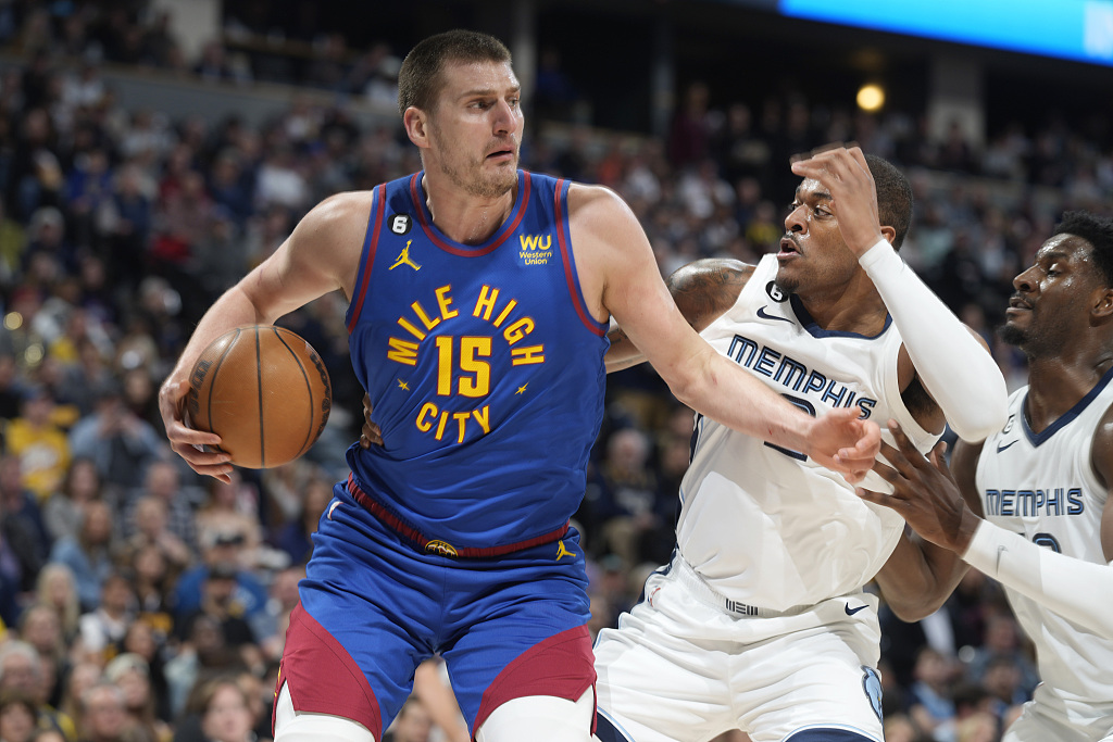 Nikola Jokic (#15) of the Denver Nuggets drives in the game against the Memphis Grizzlies at Ball Arena in Denver, Colorado, March 3, 2023. /CFP